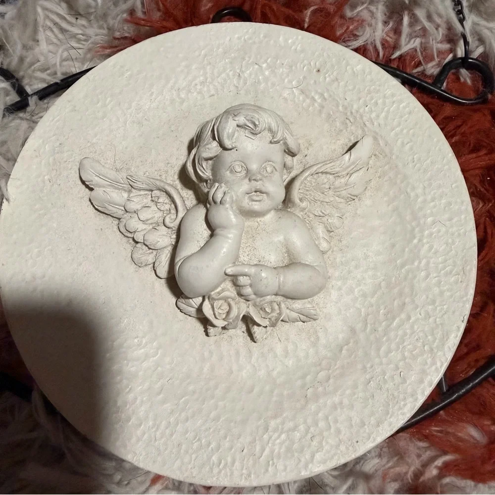 Vertical Wall Mounted 3 Ceramic Cherub Plates Metal Hanger